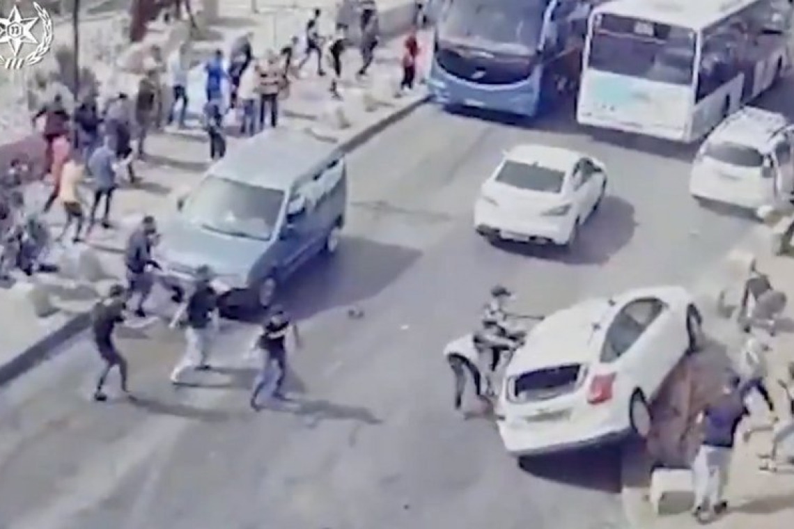 Αιματηρή επίθεση στην Ιερουσαλήμ | Η στιγμή που αυτοκίνητο πέφτει πάνω σε πεζούς – Καρέ  Βίντεο