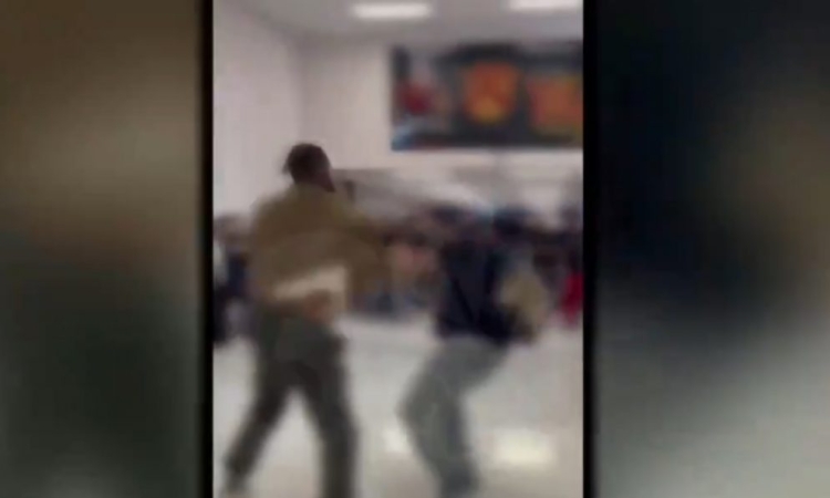 ΗΠΑ | Καθηγητής ξυλοκόπησε άγρια μαθητή του επειδή τον αποκάλεσε «νέγρο» - Βίντεο