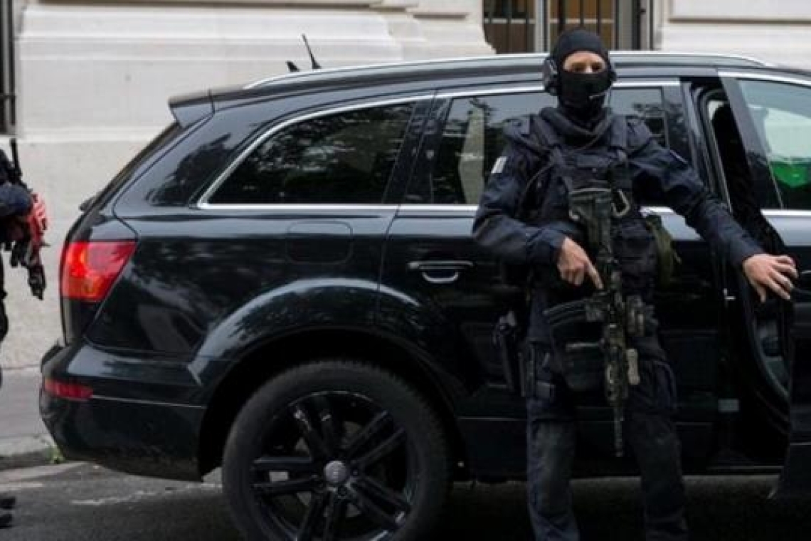 Παρίσι | Δύο αστυνομικοί τραυματίστηκαν σοβαρά από σφαίρες