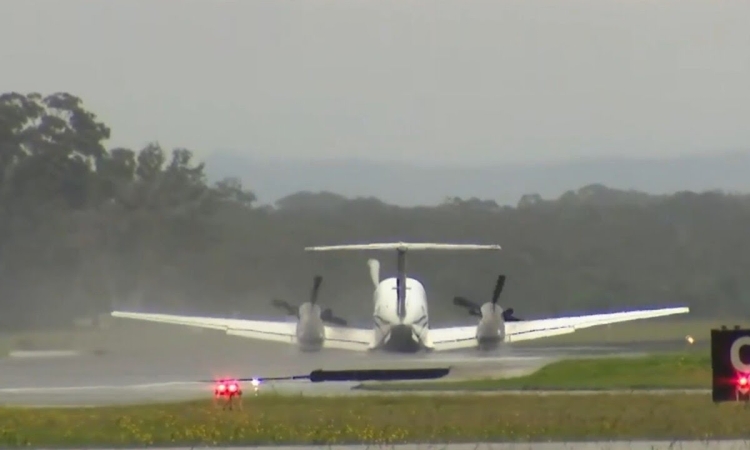 Αεροσκάφος στην Αυστραλία έκανε αναγκαστική προσγείωση με την κοιλιά, λόγω μηχανικής βλάβης - Bίντεο 