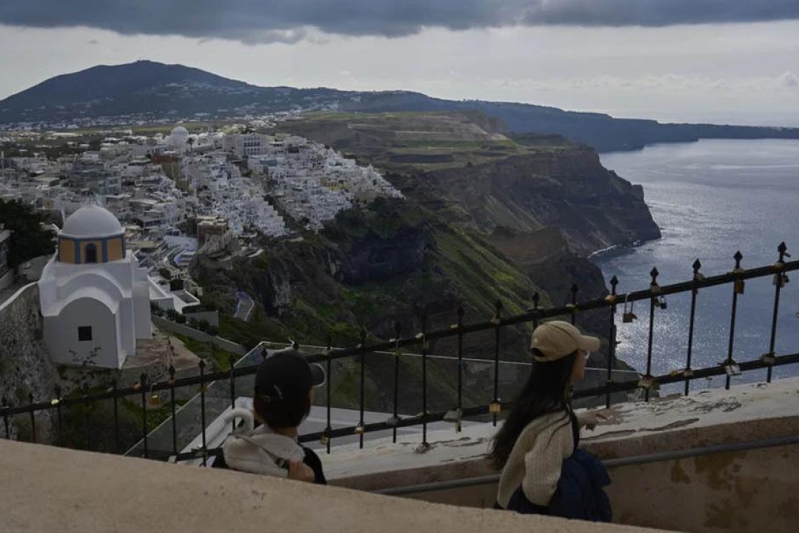 https://www.parapolitika.gr/images/640x360/png/files/2025-02-08/santorini_eidikoi.png