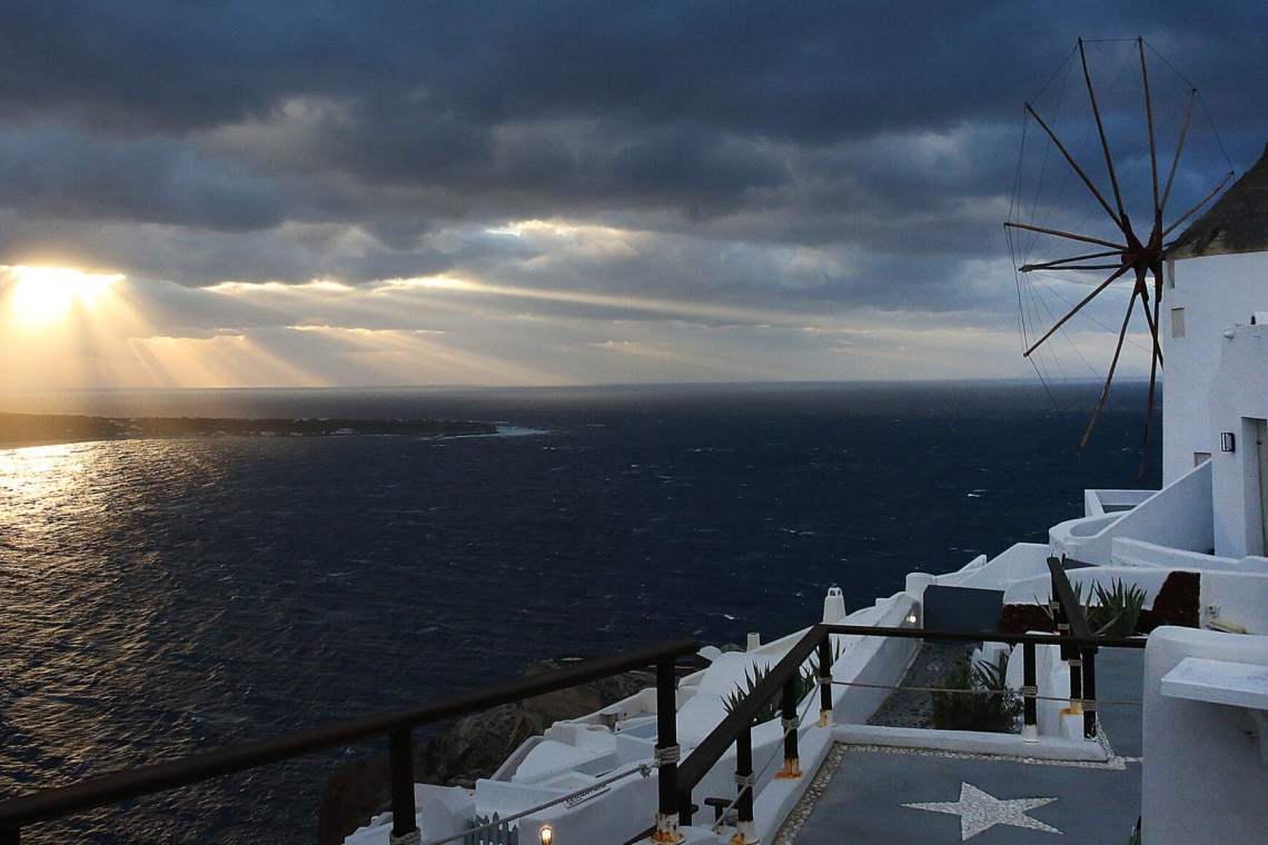 https://www.parapolitika.gr/images/640x360/jpg/files/2025-02-07/lekkas_santorini.jpg