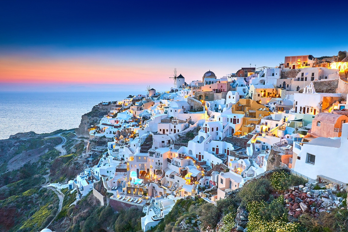https://www.parapolitika.gr/images/640x360/jpg/files/2025-02-07/santorini-touristes_1_.jpg