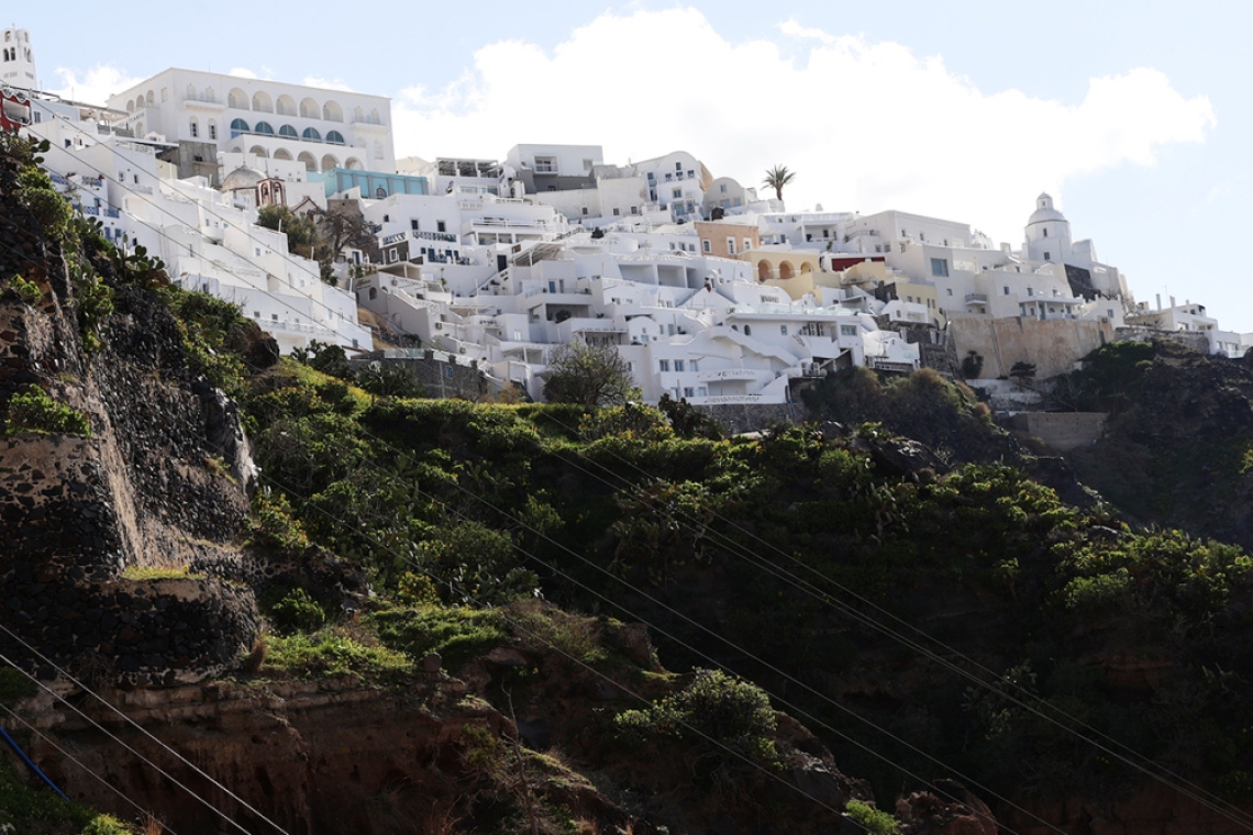 https://www.parapolitika.gr/images/640x360/jpg/files/2025-02-08/santorini_4.jpg