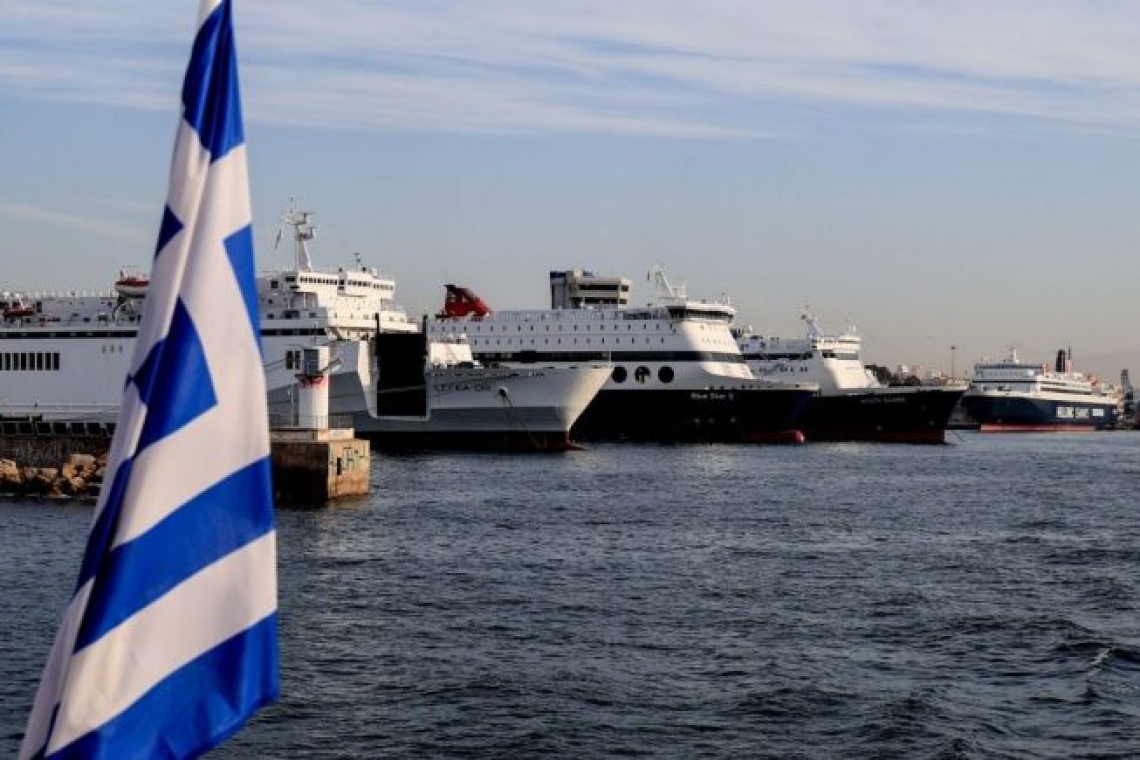 https://www.parapolitika.gr/images/640x360/jpg/files/2025-03-21/pireas-limani-nekros-nautikos-ploio.jpg