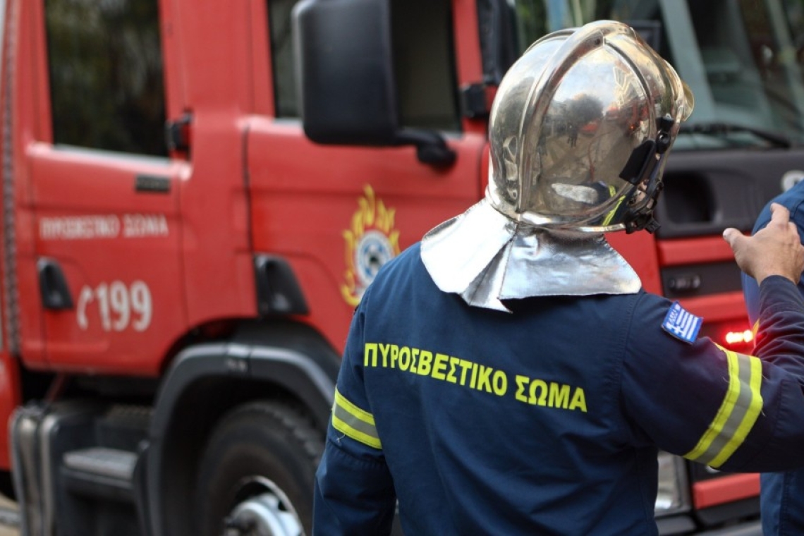 Φωτιά σε διαμέρισμα στην Αγία Βαρβάρα: Ηλικιωμένη στο νοσοκομείο