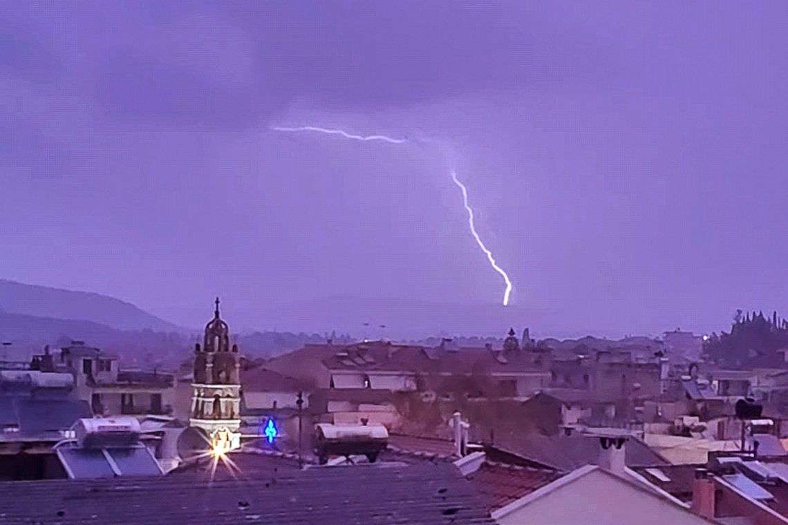 Ισχυρές βροχές και καταιγίδες αναμένονται μέχρι την Τετάρτη