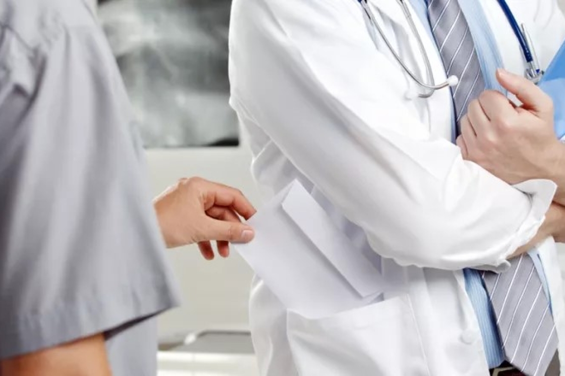 Γιατρός στη Θεσσαλονίκη κατηγορείται για δωροδοκία 300 ευρώ