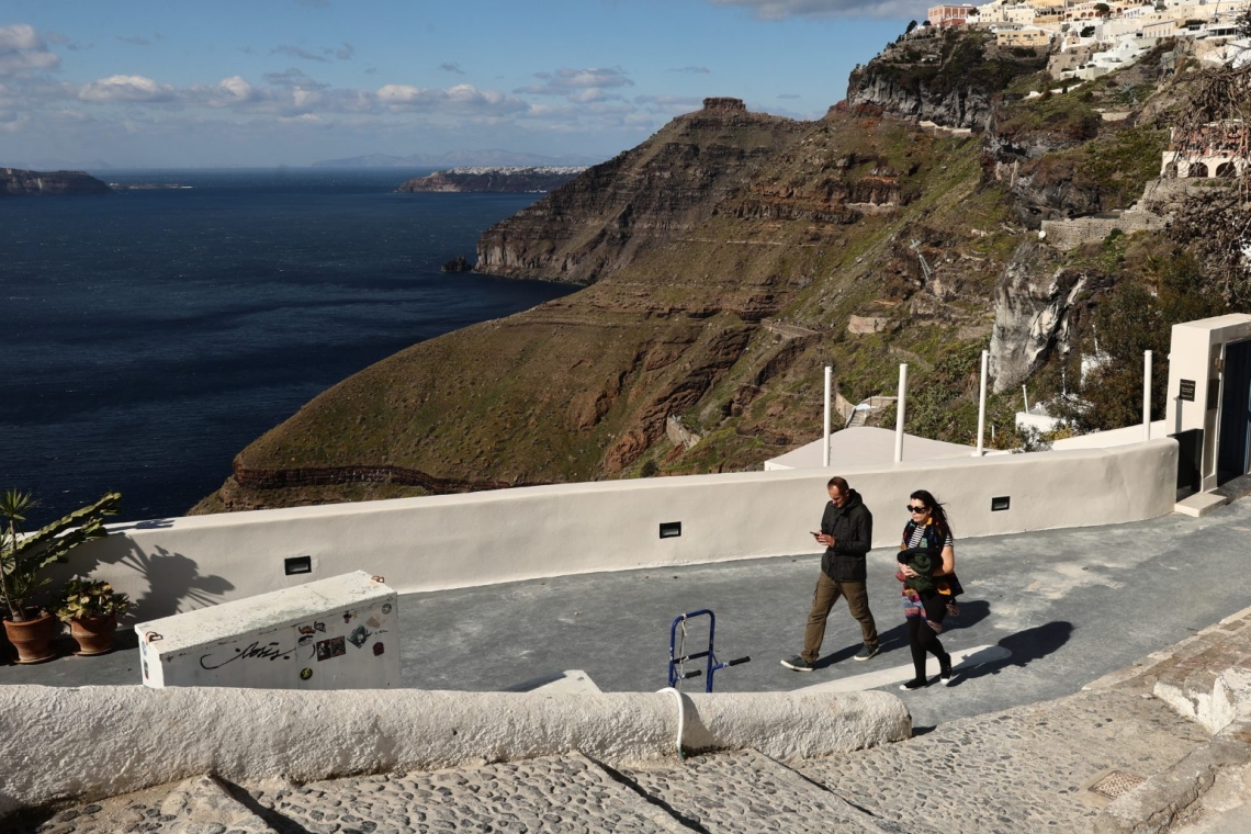 Εδαφική παραμόρφωση και ηφαιστειακή δράση στη Σαντορίνη από δορυφόρους