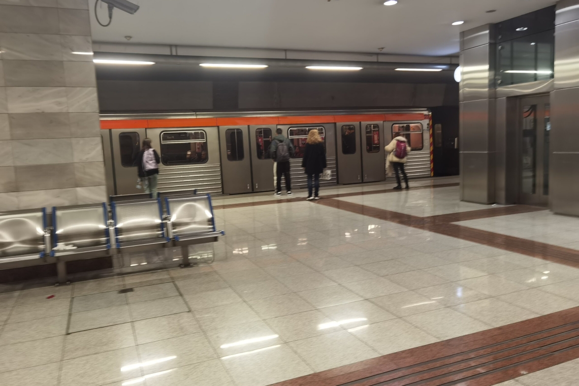 Εκκένωση συρμού στο μετρό λόγω εμφάνισης καπνού