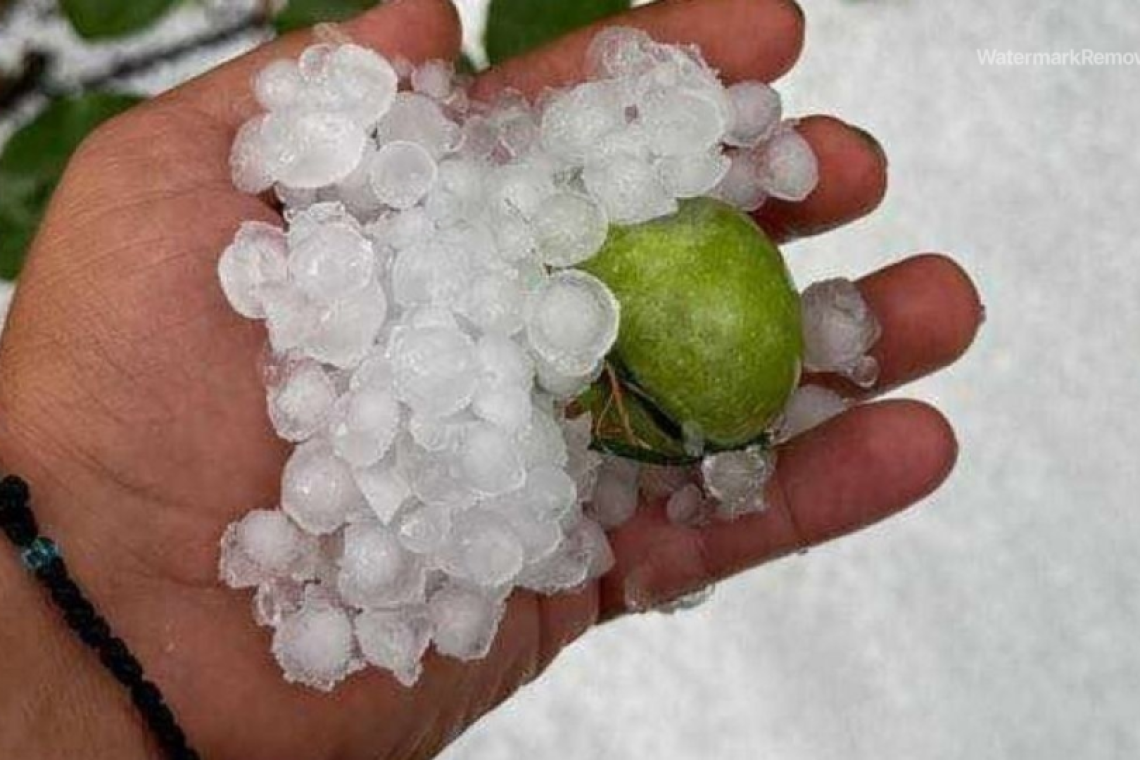 Ισχυρή χαλαζόπτωση δημιουργεί λευκό τοπίο στη Βόρεια Χαλκιδική