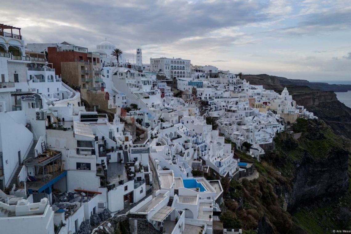Τουριστική αναβίωση στη Σαντορίνη: Τα σοκάκια ξανά γεμάτα επισκέπτες