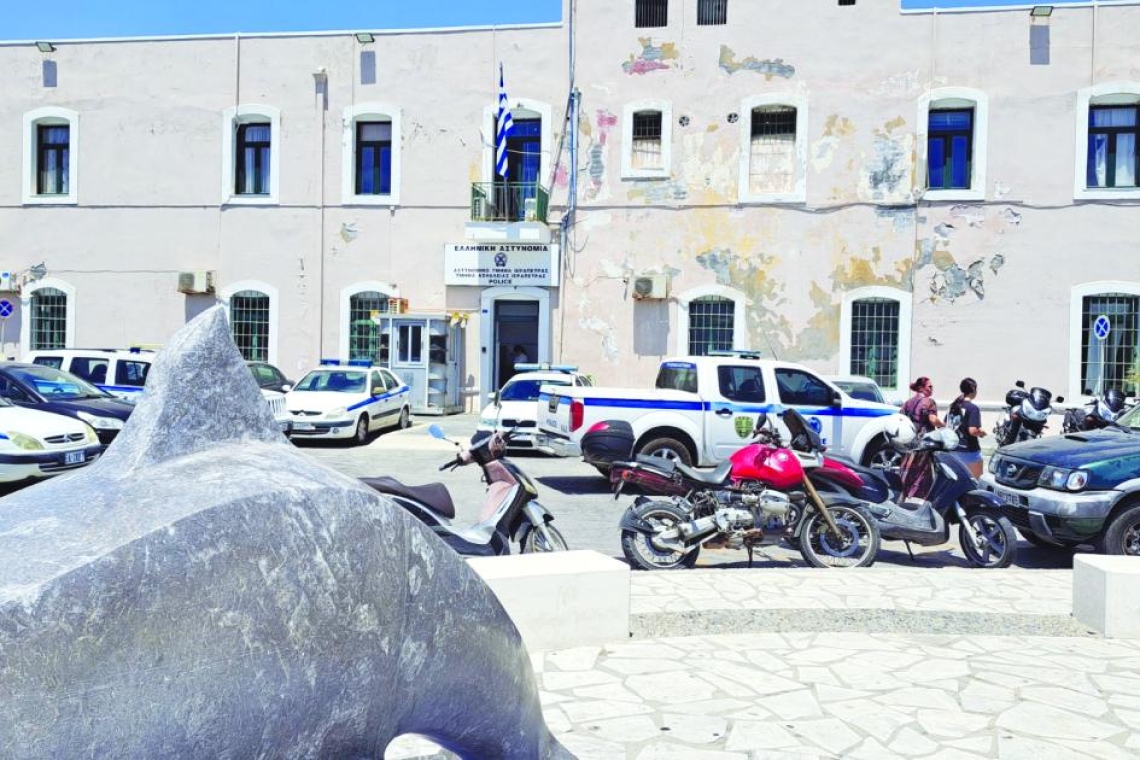 Σύλληψη έξι νεαρών στην Ιεράπετρα για μεταφορά ναρκωτικών με πατίνι