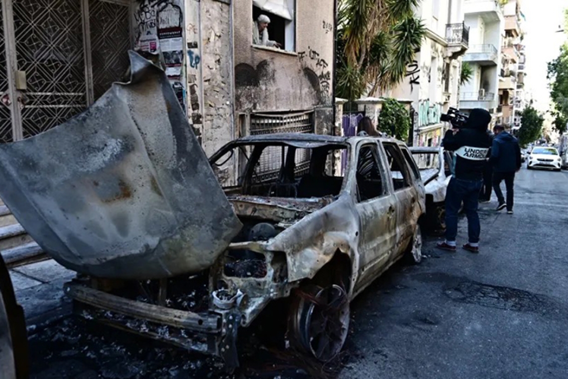 Καμένα αυτοκίνητα και 72 προσαγωγές σε επεισόδια στα Εξάρχεια