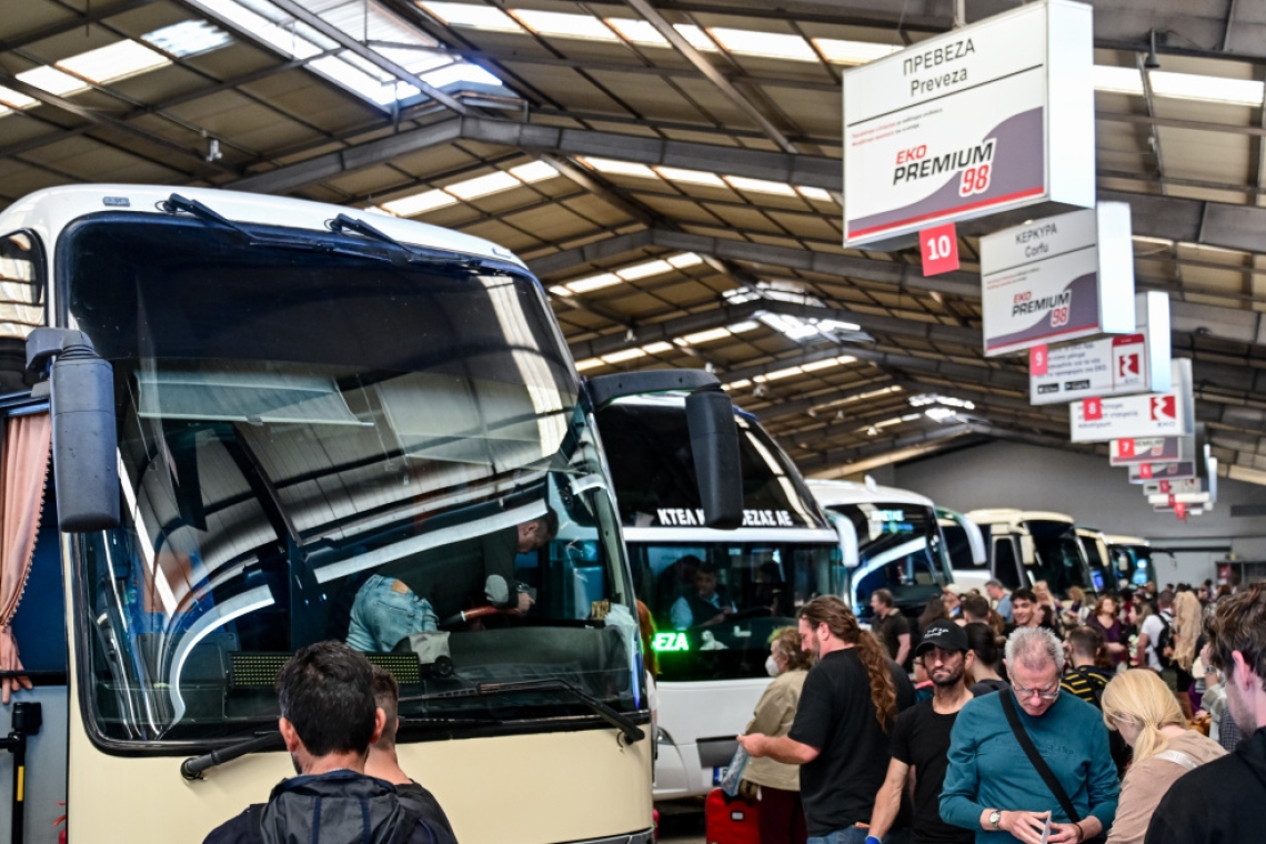 Μαζική έξοδος για το Πάσχα: Κατάμεστα πλοία και λεωφορεία από Αττική