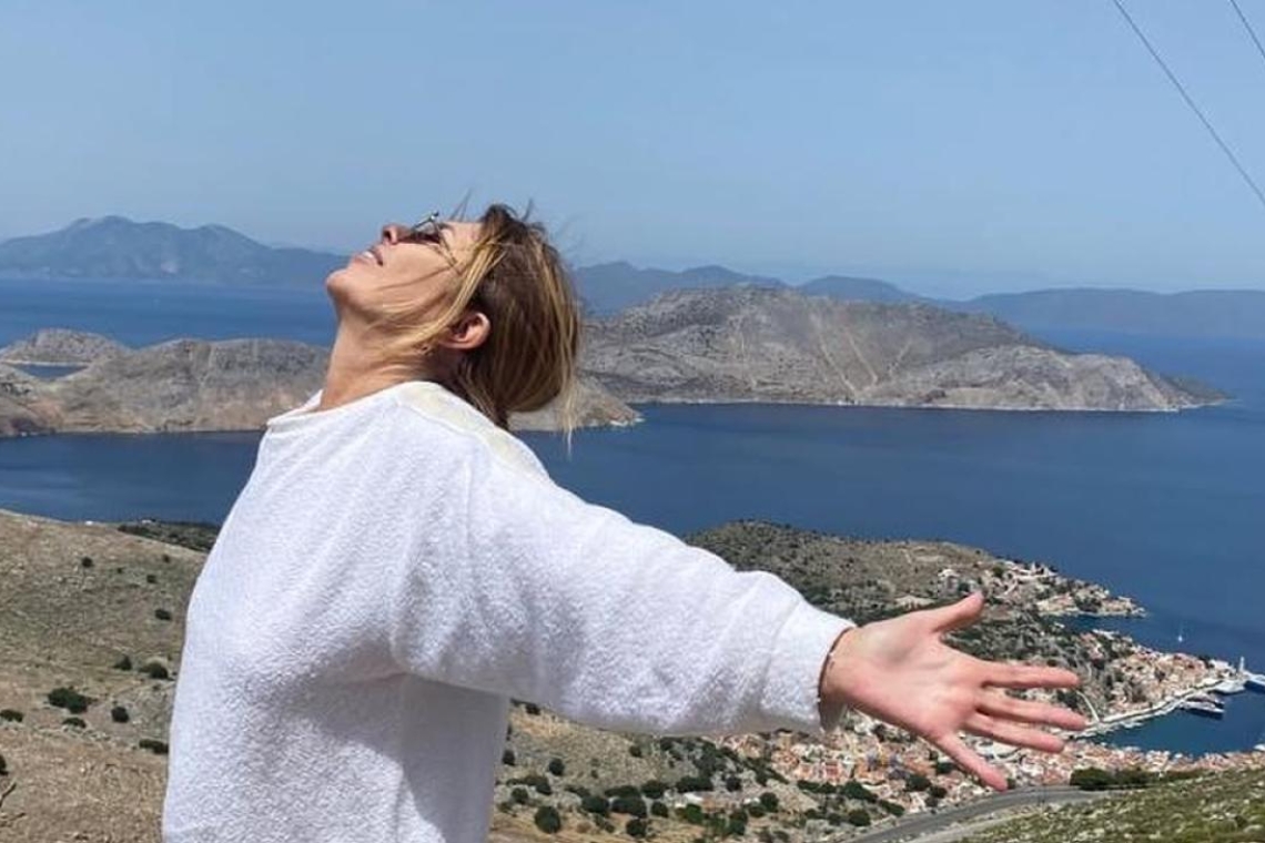 Ιδανικό ντύσιμο για φθινοπωρινή απόδραση σε νησί σύμφωνα με τη Σοφία Αλιμπέρτη