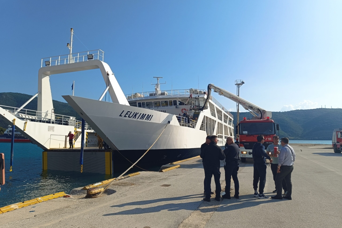 Αποβίβαση επιβατών με γερανό στην Ηγουμενίτσα λόγω βλάβης πλοίου