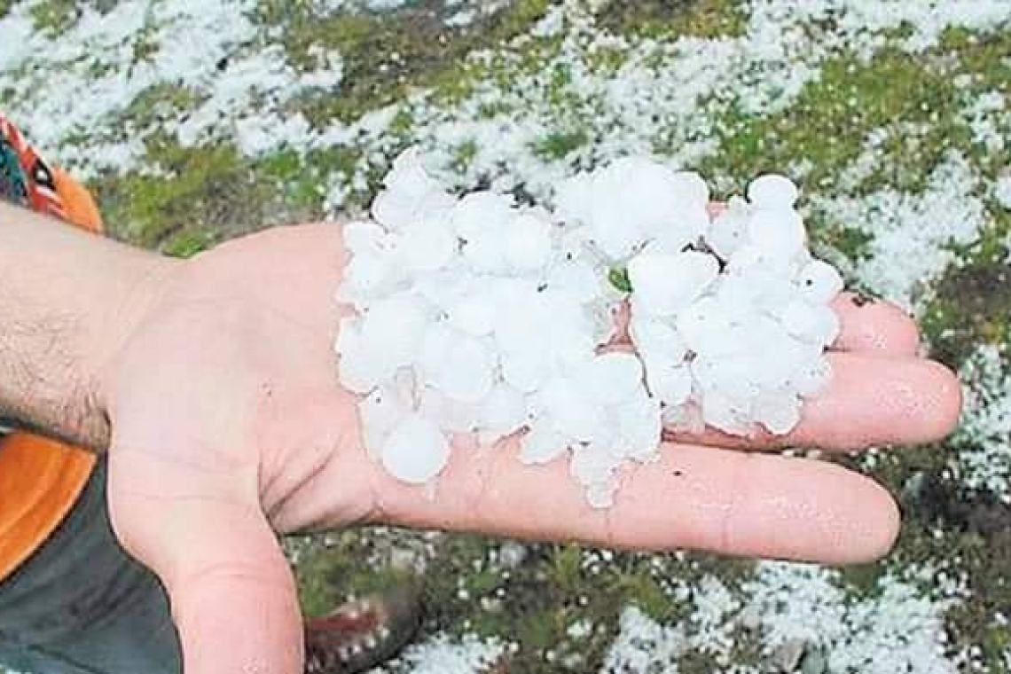 Χαλαζόπτωση προκάλεσε ζημιές στην περιοχή του Τυρνάβου Λάρισας