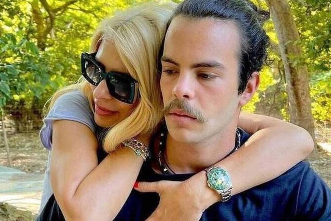 Άγγελος Λάτσιος: Η viral φωτογραφία με την παπαρούνα στο χέρι