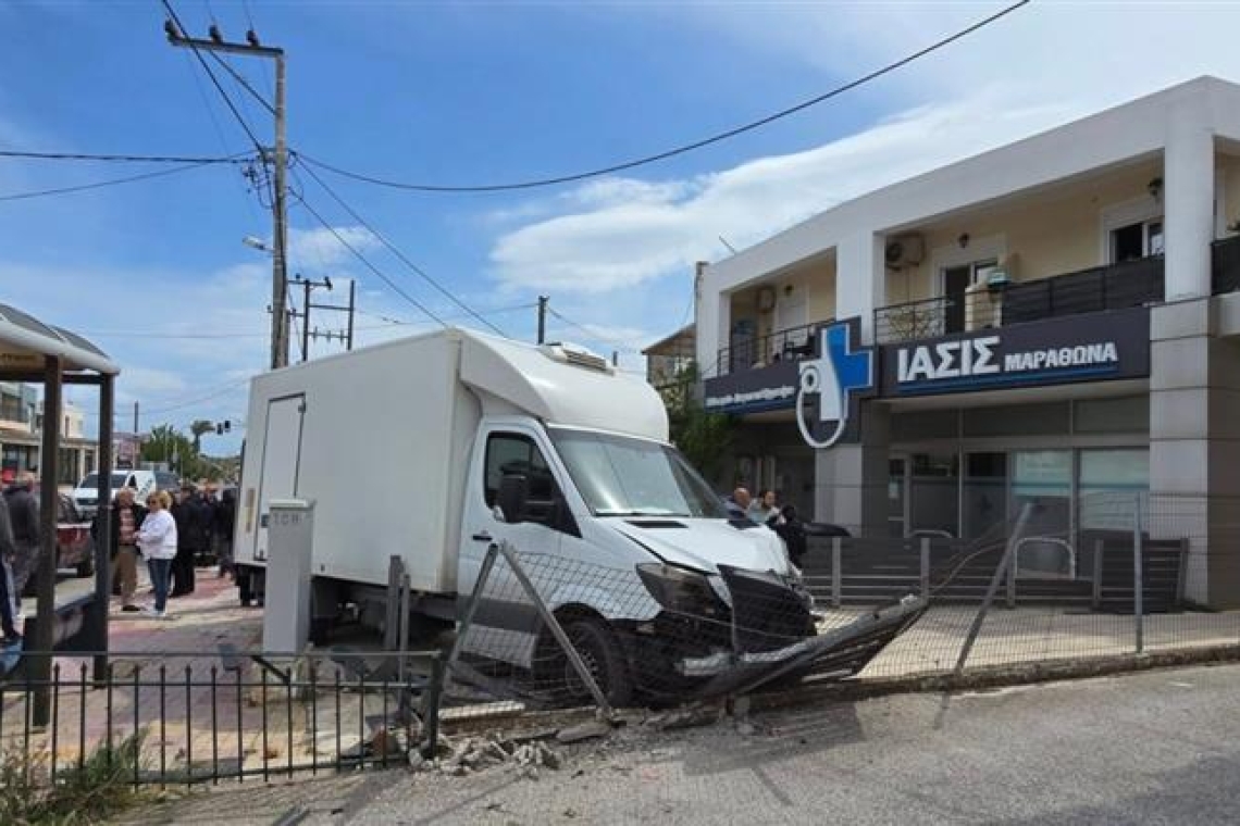 Τροχαίο ατύχημα στον Μαραθώνα: 16χρονος σοβαρά τραυματισμένος από φορτηγό