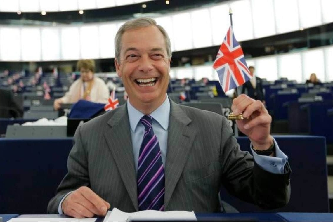 https://www.iefimerida.gr/sites/default/files/styles/medium_article_image/public/2025-05/nigel-farage-platy-hamogelo-afisa-tank-2025-04-29.jpg?itok=T2wJG7w5