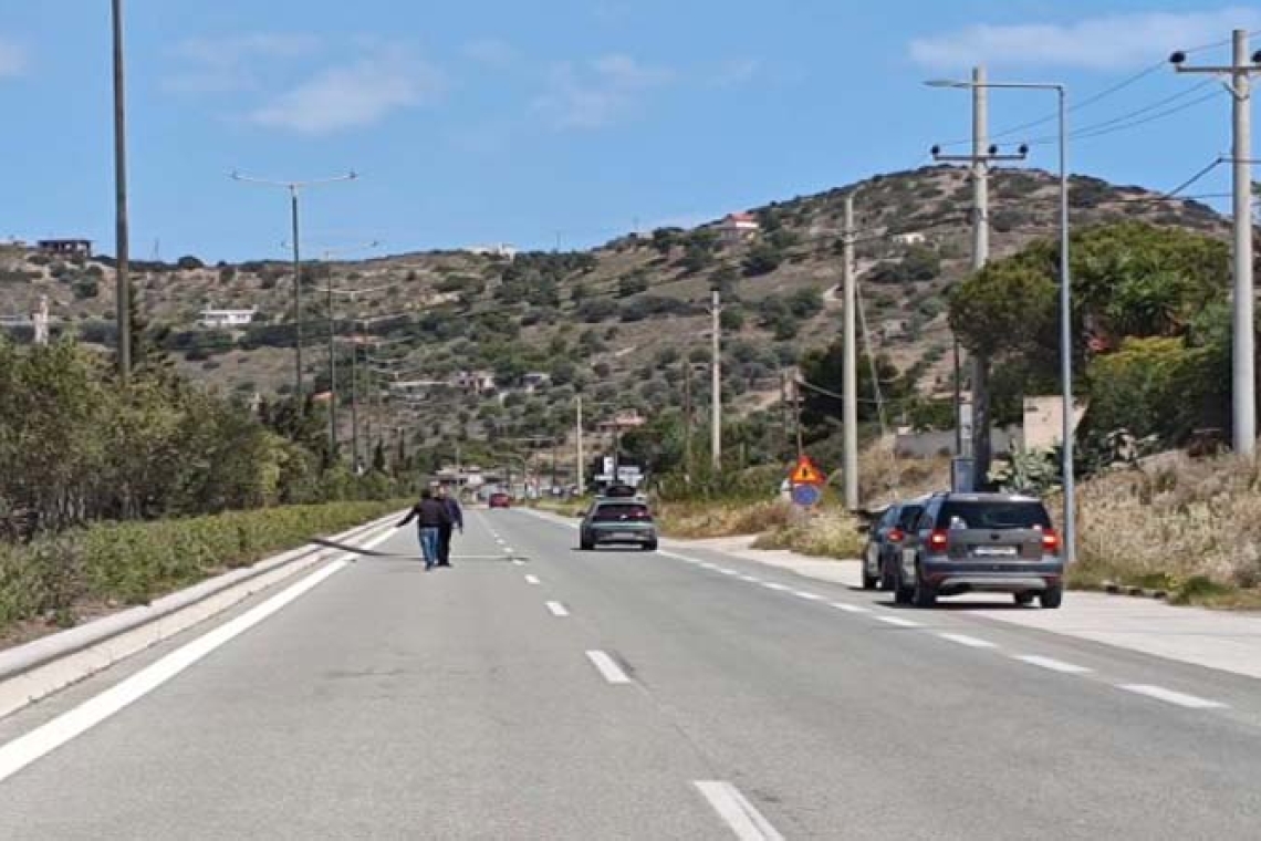 Επικίνδυνη πτώση κολώνας στη Λεωφόρο Λαυρίου - Κερατέας