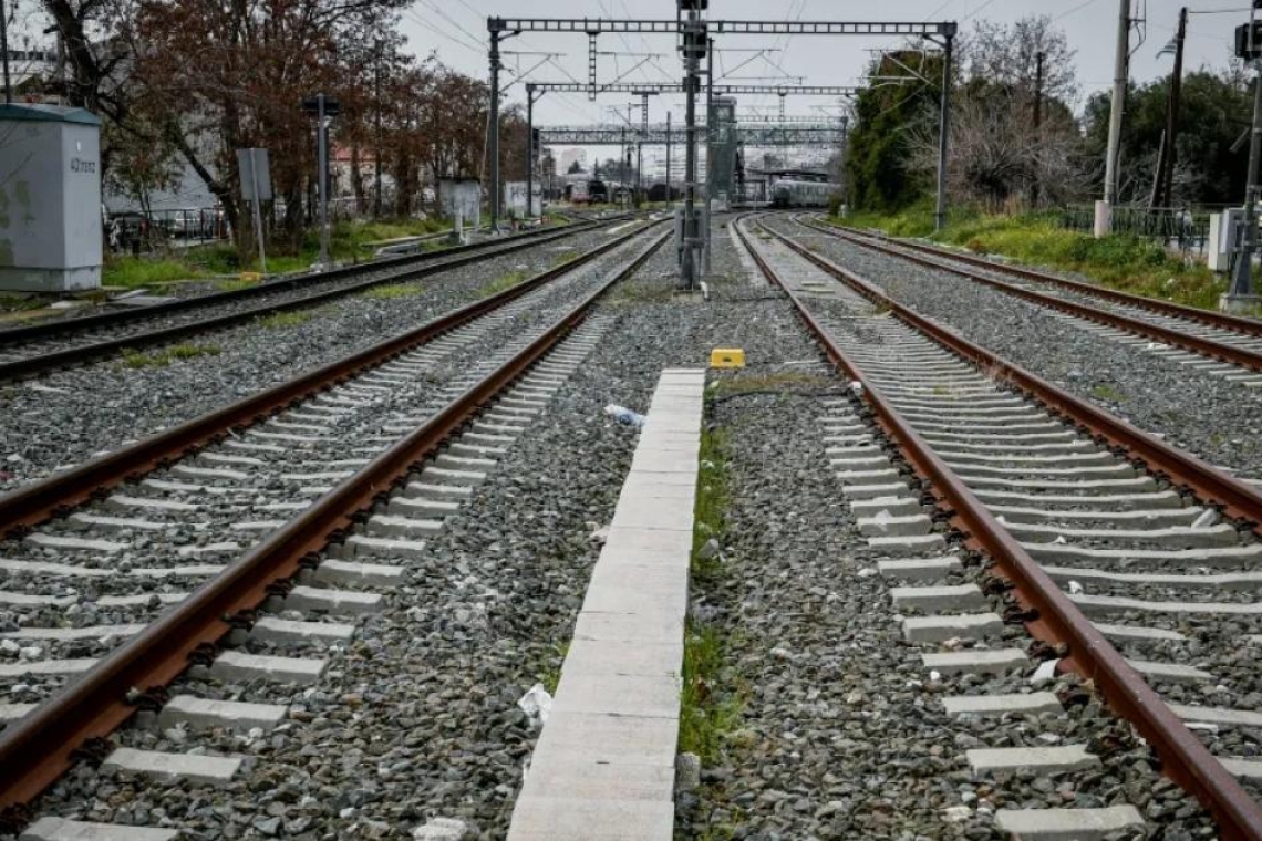 Απόλυση φύλακα ΟΣΕ για καθυστερημένη πτώση μπαρών διάβασης