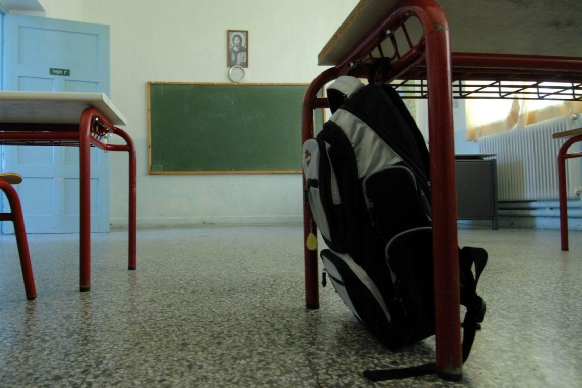 Ανήκουστη συμπεριφορά: Μαθητές γονατίζουν με εντολή γυμνασιάρχου στην Αχαΐα