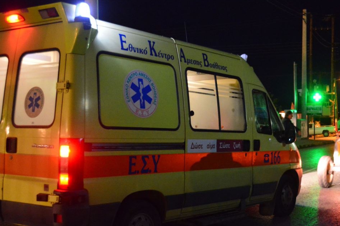 Τροχαίο κοντά στη Λάρισα: Σύγκρουση με σταθμευμένα οχήματα