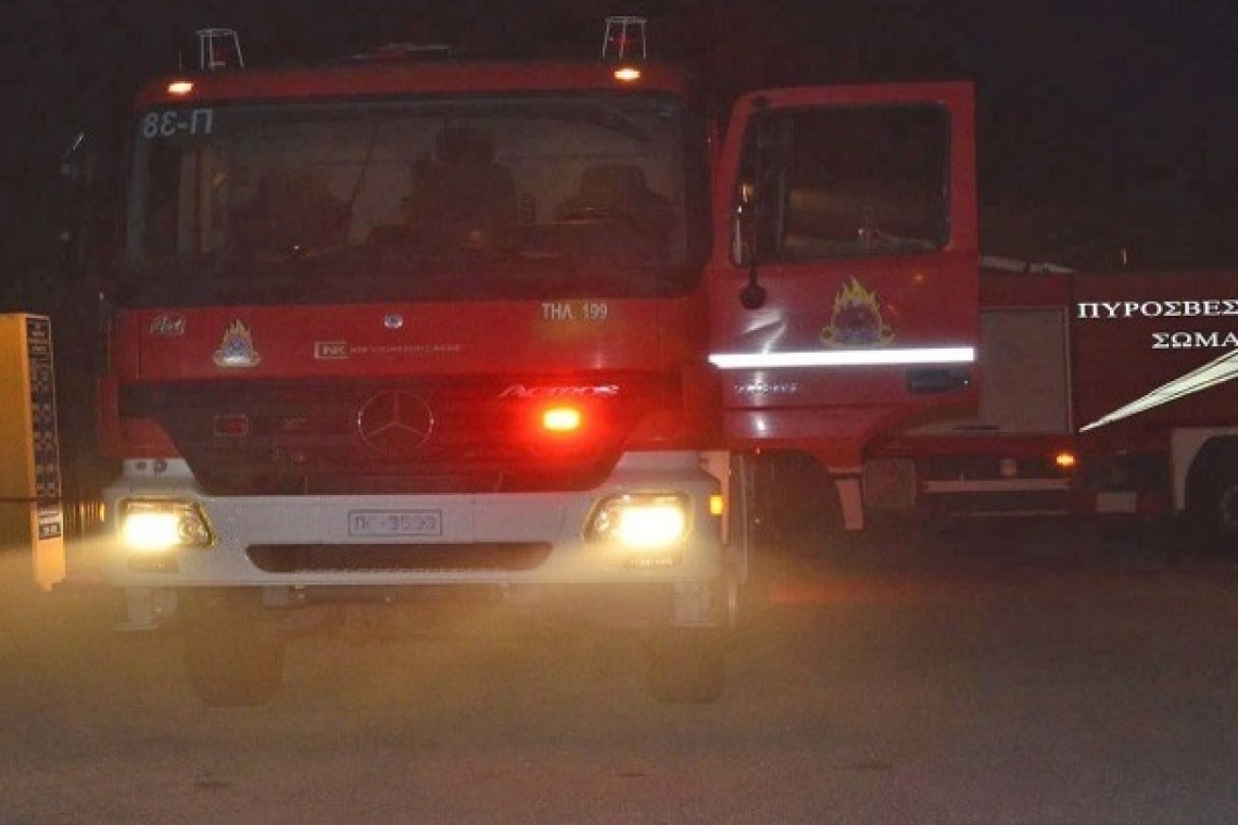 Φωτιά σε ξυλουργική επιχείρηση στη Μάνδρα με μεγάλες δυνάμεις πυρόσβεσης