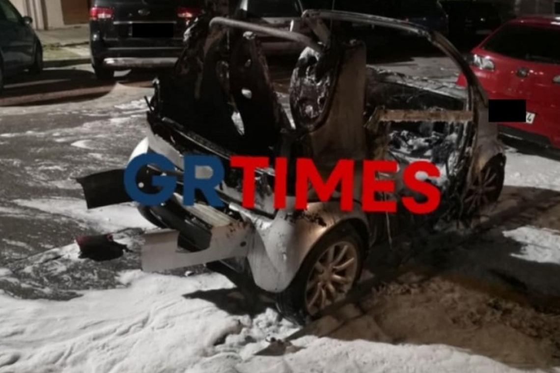 Αυτοκίνητο τυλίχθηκε στις φλόγες στη Θεσσαλονίκη - Ζημιές σε δύο οχήματα
