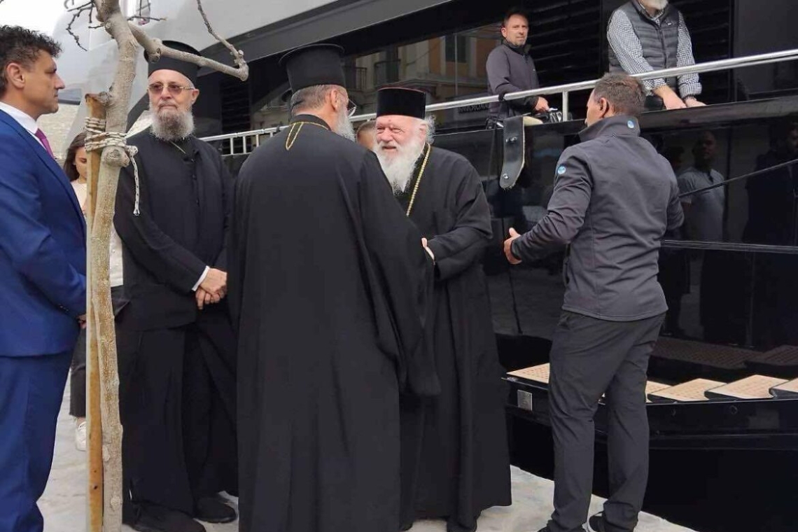 Ο Αρχιεπίσκοπος Ιερώνυμος στη Σύμη: Βάπτιση με νονά την Άννα Βίσση