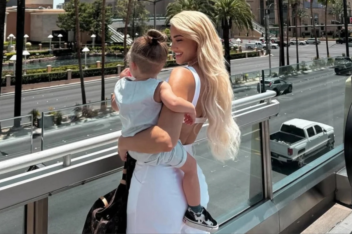 Η Ιωάννα Τούνη εξερευνά το μετρό με τον γιο της