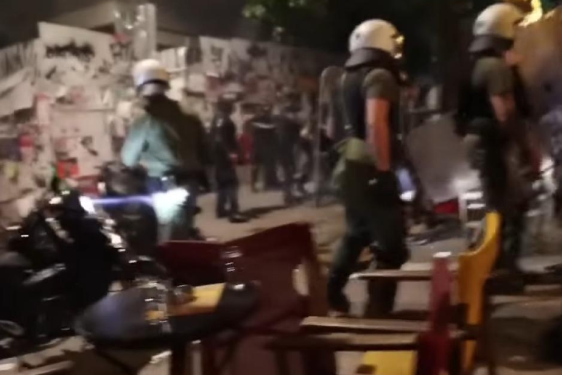 Αστυνομική επιχείρηση και αναστάτωση σε μαγαζιά στα Εξάρχεια