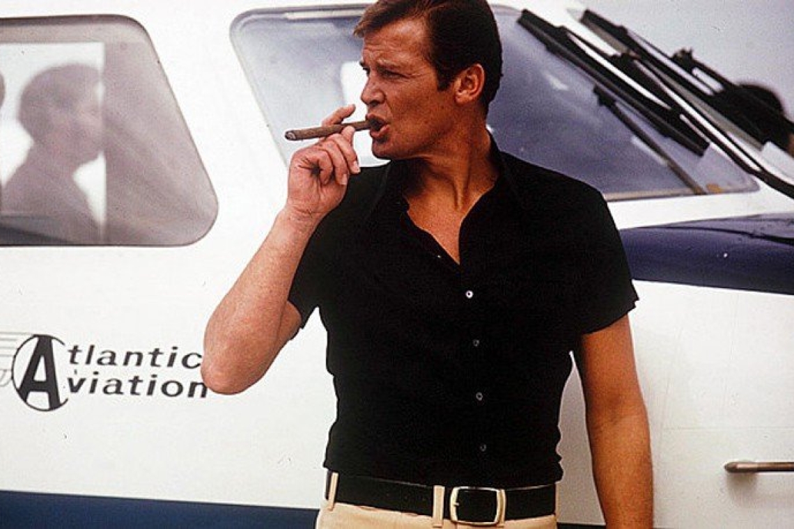 https://cdn.gosmd.gr/img/1920/max/82/2025/05/22/838a1e32-Roger-Moore.jpg?t=Duc1RnLWXiagUT2Zzn9d_Q