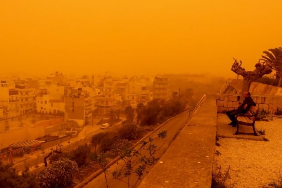Κόκκινη σκόνη καλύπτει το Ηράκλειο Κρήτης, με μάσκες οι τουρίστες