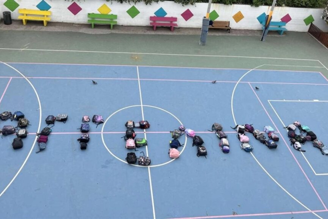 Οι φίλοι της 7χρονης Αγγελίνας σχημάτισαν το όνομά της στο προαύλιο του σχολείου