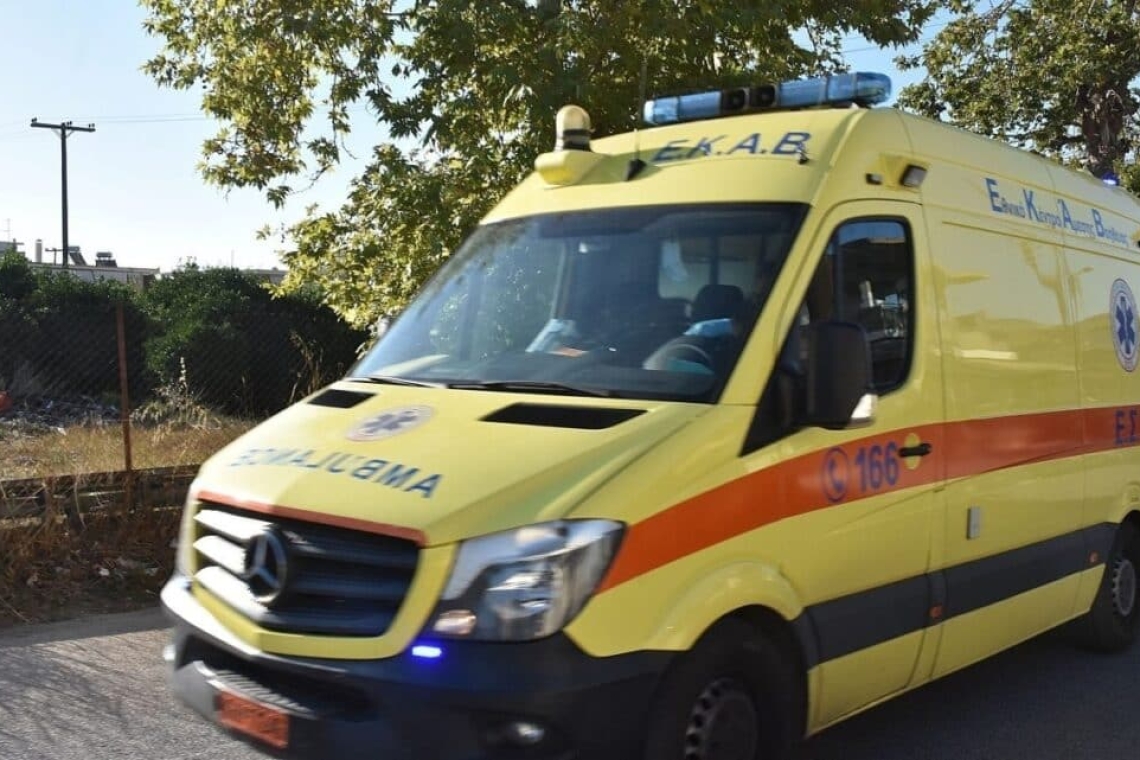 Σύγκρουση μηχανής με ΙΧ στη Λεωφόρο Μαραθώνος με σοβαρό τραυματισμό