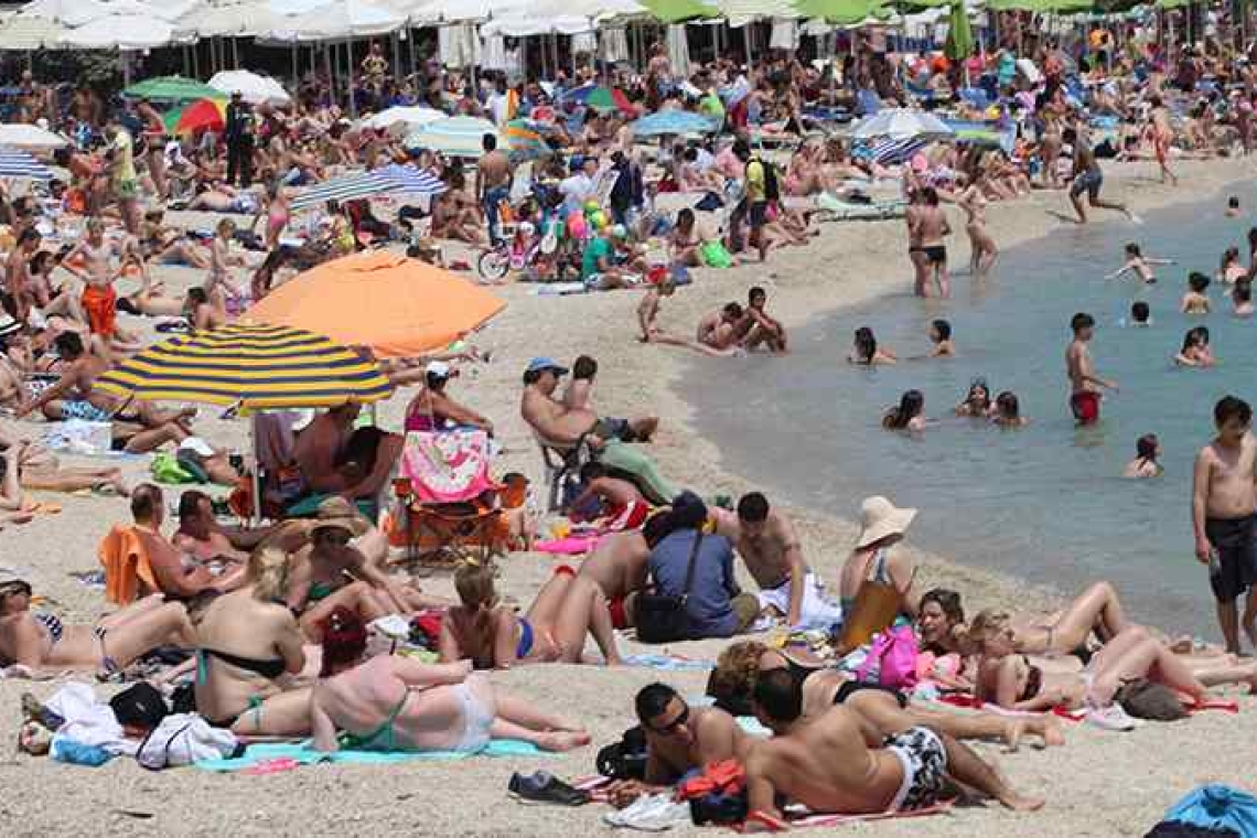 Έξοδος του Αγίου Πνεύματος: Κατάμεστες οι παραλίες της Αττικής