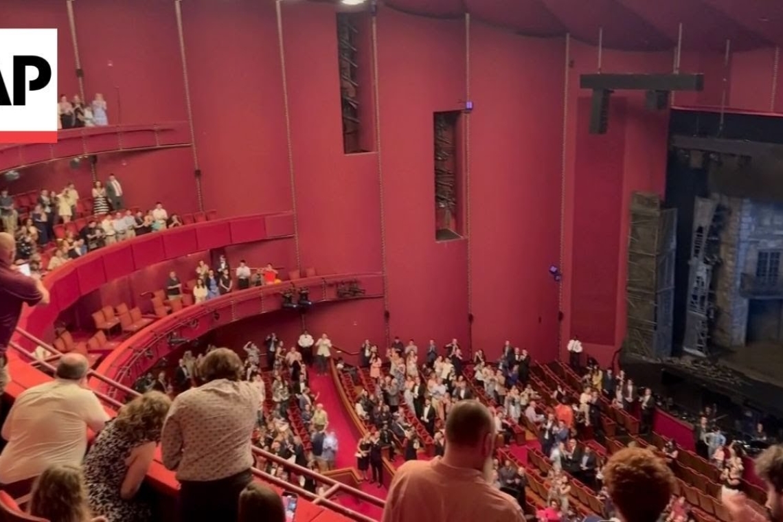 Γιούχα στον Τραμπ στην πρεμιέρα των &quot;Αθλίων&quot; στο Kennedy Center στην Ουάσιγκτον
