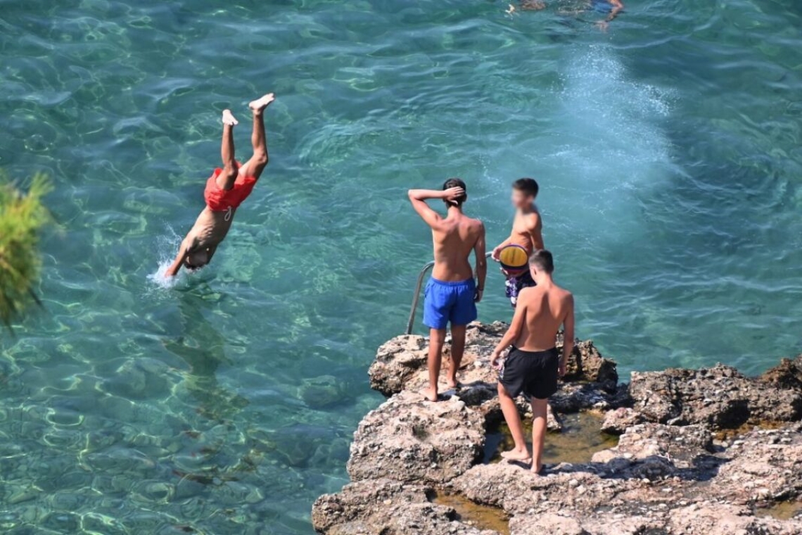 Ισχυροί άνεμοι και θερμοκρασίες έως 33 βαθμούς στην Ελλάδα