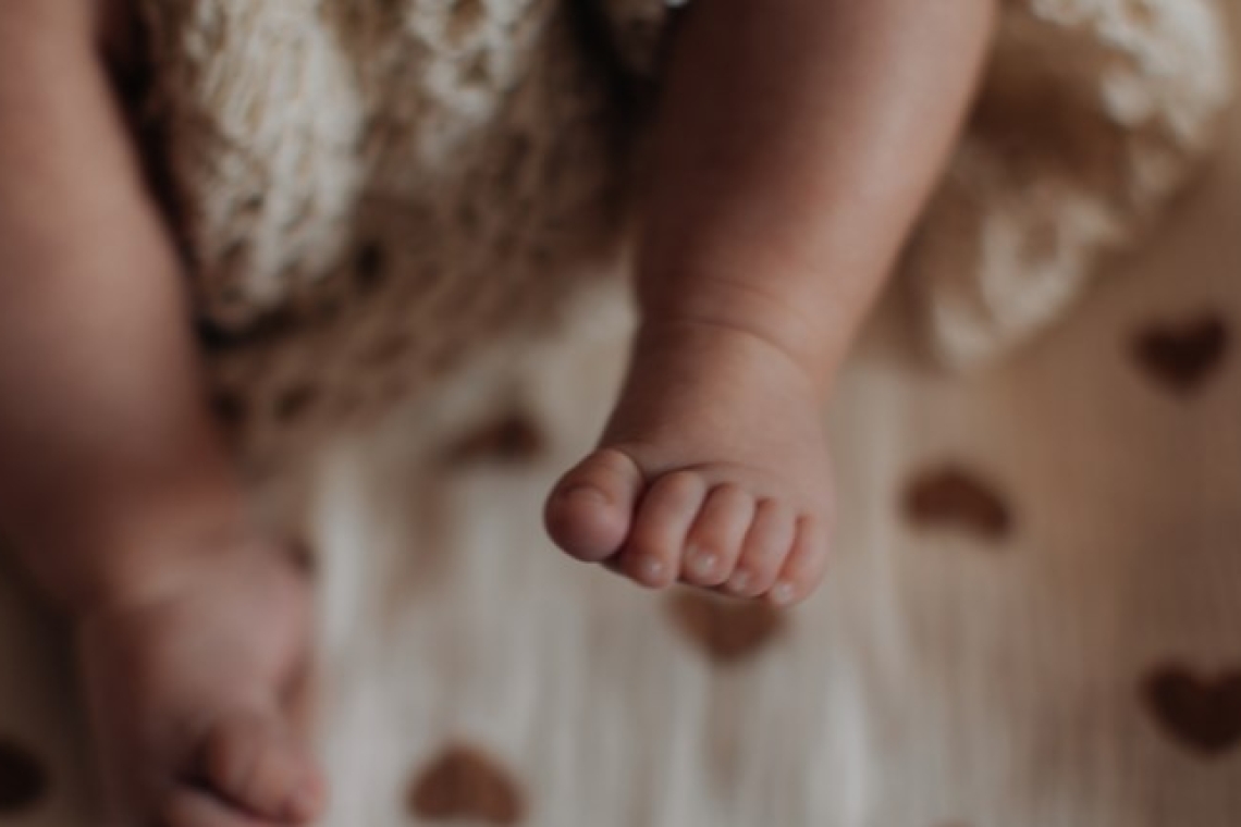 Βρέφος στη Θεσσαλονίκη βρέθηκε μόνο στο μπαλκόνι τη νύχτα να κλαίει