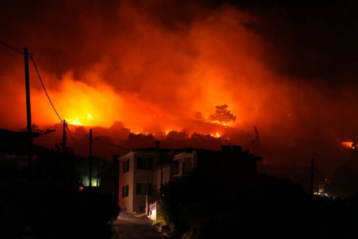 Ο καπνός από φωτιά στη Χίο κατευθύνεται προς τις Κυκλάδες