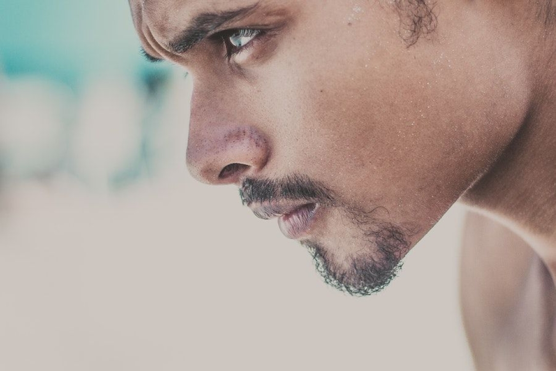 Μην ξεχνάς ποιος ήσουν όταν κανείς δεν σε κοίταζε