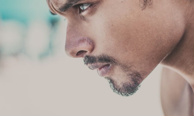 Μην ξεχνάς ποιος ήσουν όταν κανείς δεν σε κοίταζε