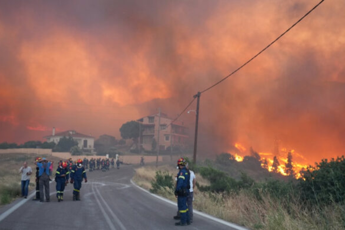 Πύρινη κόλαση στη Χίο: Καταστροφές σε σπίτια και καλλιέργειες