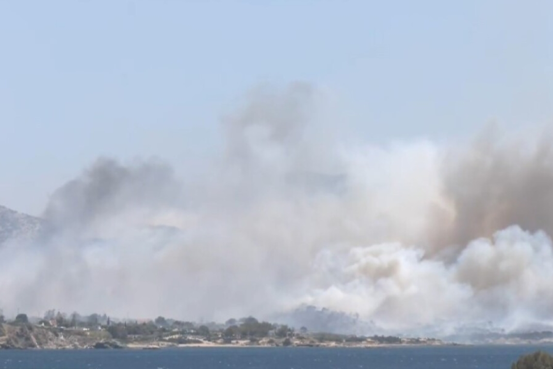 Ο καπνός από τη φωτιά στην Παλαιά Φώκαια φτάνει στα Κύθηρα