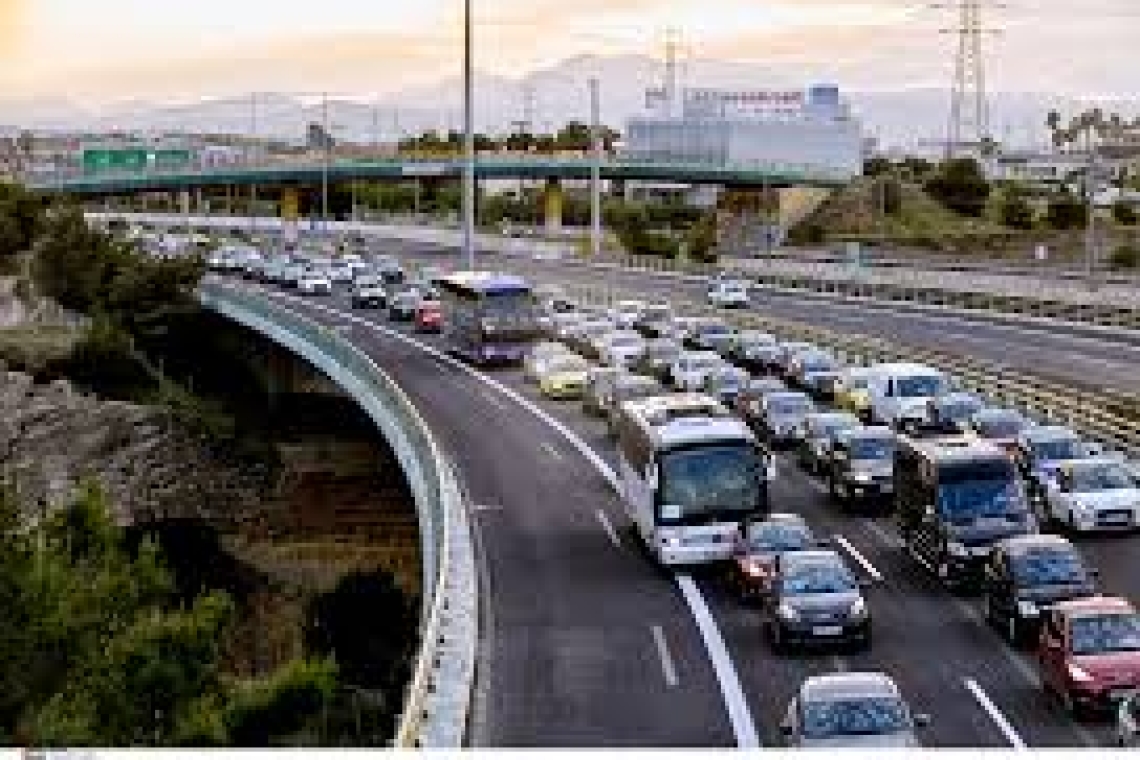 Καραμπόλα πέντε οχημάτων στην εθνική Αθηνών-Κορίνθου με 4 τραυματίες