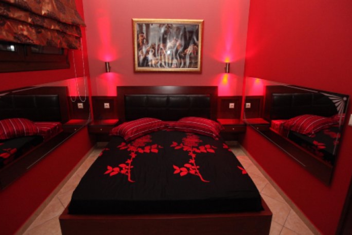 Σύλληψη δύο μαστροπών σε οίκους ανοχής σε Αθήνα και Ρόδο