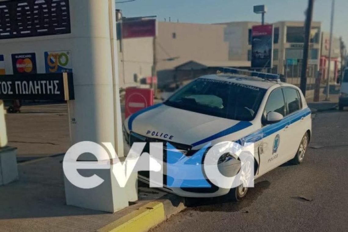 Περιπολικό συγκρούστηκε με κολώνα σε βενζινάδικο της Χαλκίδας